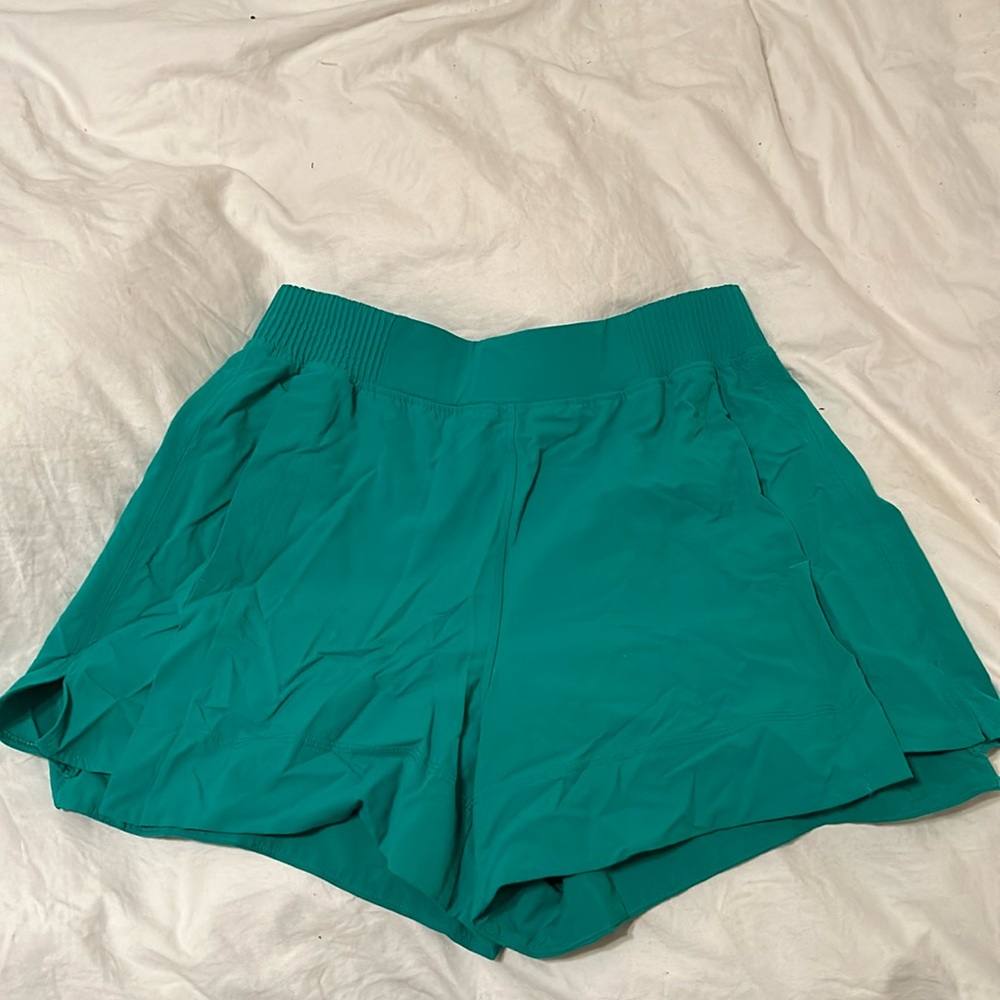 Lululemon stretch woven relaxed fit high rise short 4”.